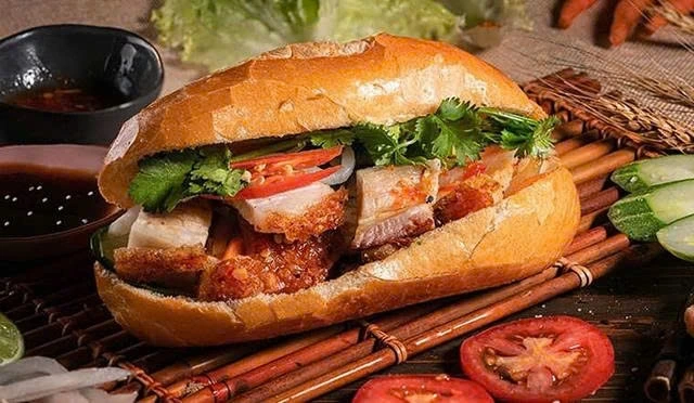 Bánh mì là món ăn nhanh phù hợp với nhịp sống hiện đại, nhưng nếu chủ quan trong khâu chế biến và bảo quản, món ăn này vẫn tiềm ẩn nguy cơ gây ngộ độc thực phẩm