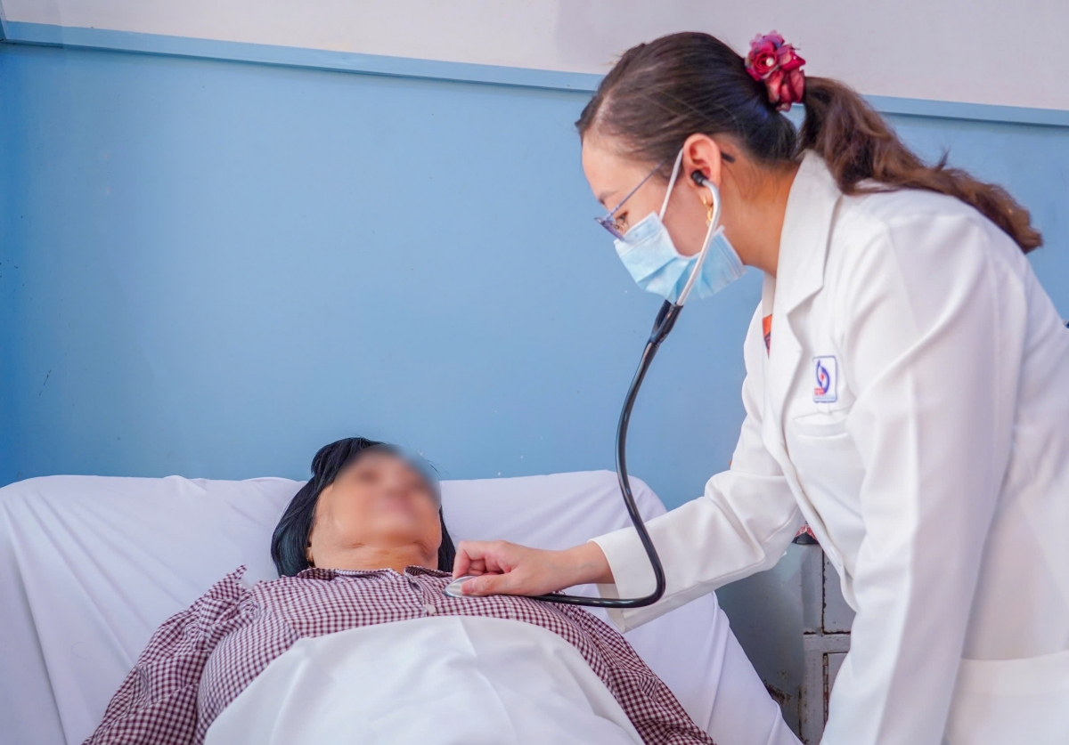 Bác sĩ Bệnh viện Nhân dân Gia Định điều trị cho bệnh nhân ngộ độc (Ảnh tư liệu BV cung cấp)