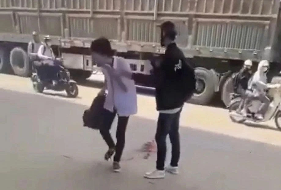 Nam sinh loạng choạng sau khi bị bạn đâm  tại cây xăng xã Quảng Bình, Thanh Hoá (ảnh cắt từ clip)