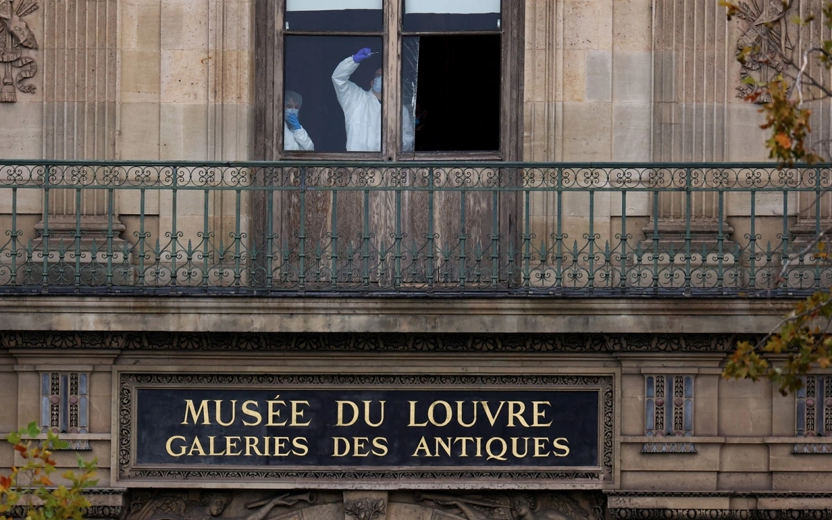 Cảnh sát Pháp điều tra vụ trộm tại Bảo tàng Louvre. Ảnh: Reuters.