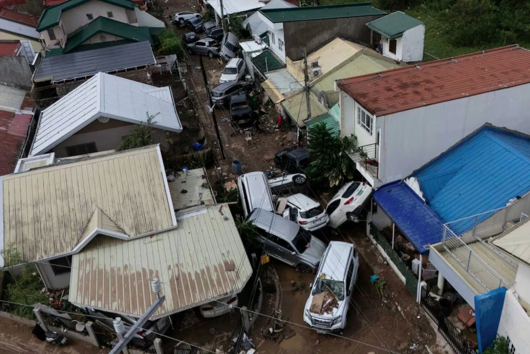 Bão Kalmaegi quét qua Talisay, Cebu, Philippines ngày 5/11. Ảnh: Reuters