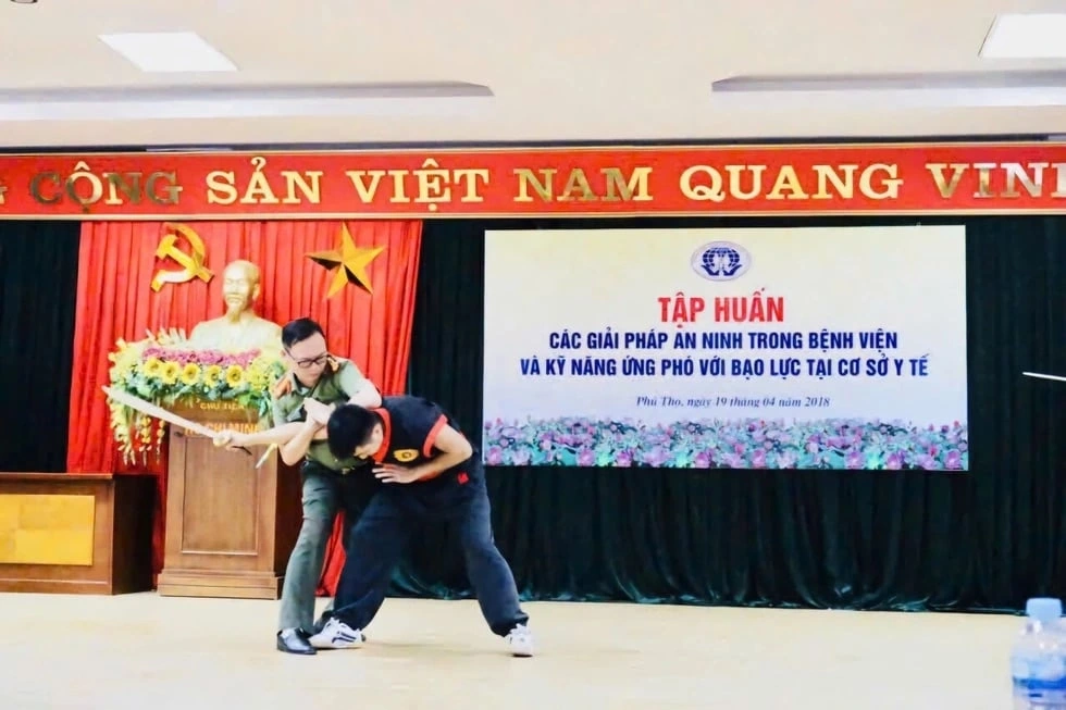 Theo Thượng tá Đào Trung Hiếu, cần đưa các buổi tập huấn mô phỏng tình huống vào chương trình đào tạo thường xuyên để bảo vệ nhân viên y tế và củng cố hình ảnh chuyên nghiệp của ngành (Ảnh: NVCC)