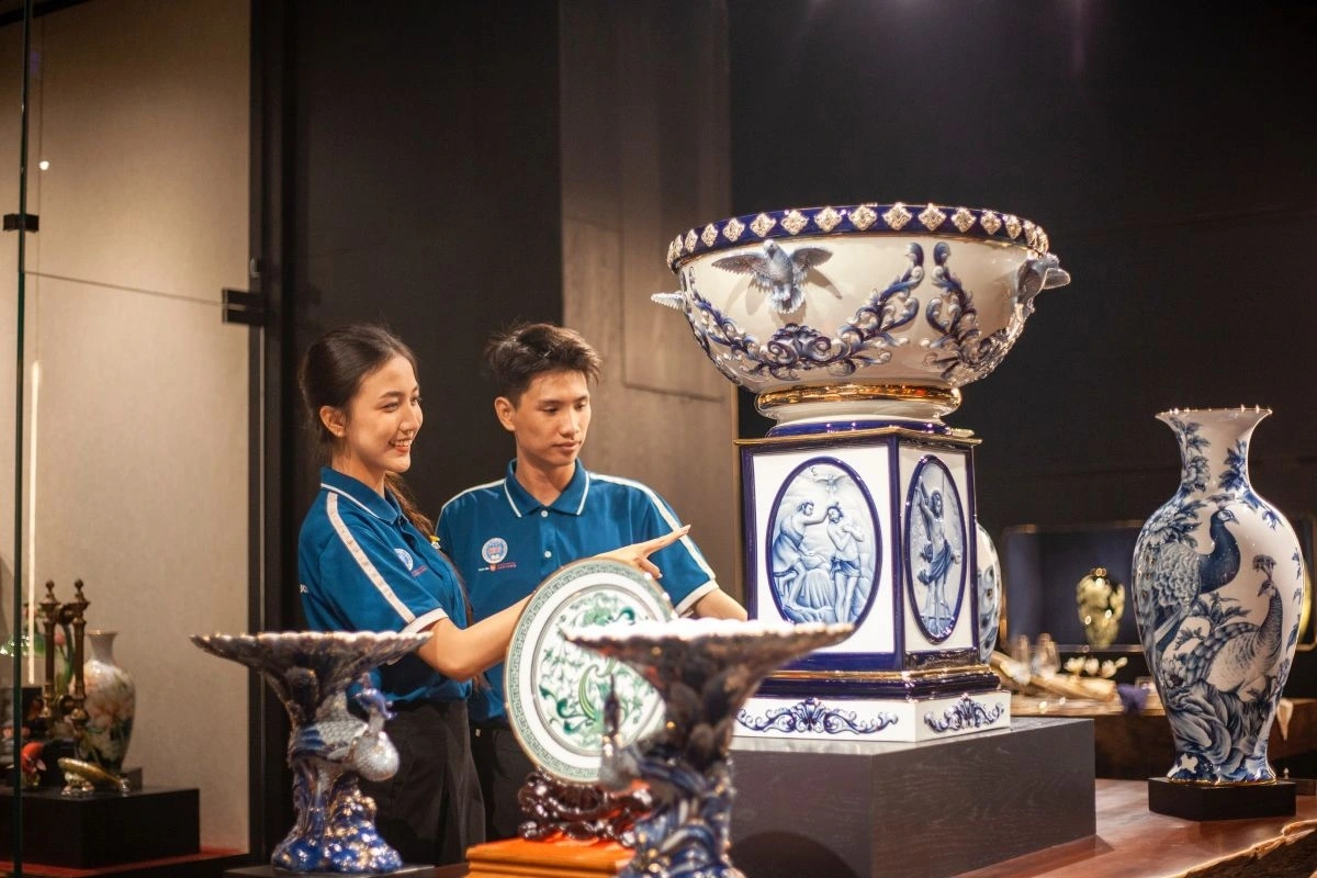 Sinh viên tham quan Bảo tàng Gốm sứ Minh Long I do Anh hùng lao động, Nghệ nhân Nhân dân Lý Ngọc Minh sáng lập