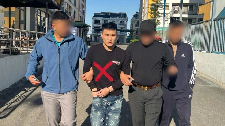 Đối tượng Lường Văn Cường bị lực lượng chức năng bắt giữ.