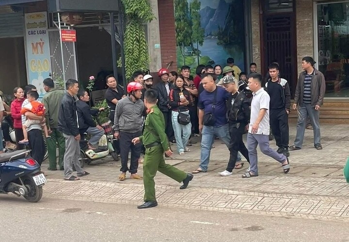 Nam thanh niên bị lực lượng chức năng bắt giữ sau khi cướp tiệm vàng