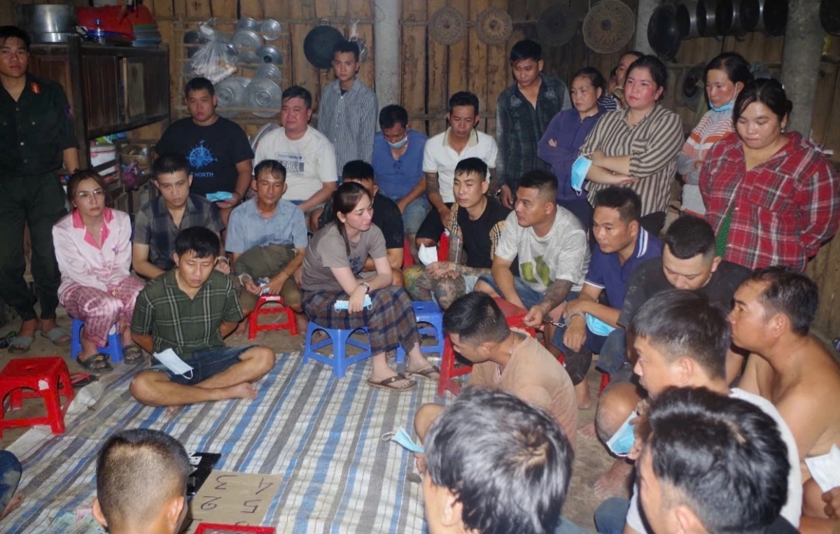 Bắt quả tang 43 con bạc đang sát phạt tài xỉu ăn tiền ở Tây Ninh. (Ảnh: Q.A)