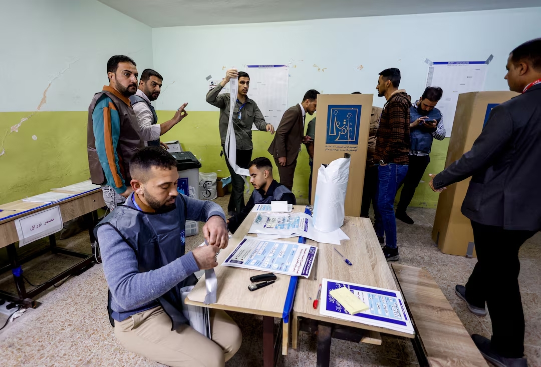 Quang cảnh bên trong một điểm bỏ phiếu ở Iraq. Ảnh: Reuters
