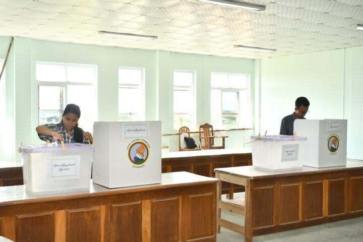 Sinh viên bỏ phiếu sớm tại huyện Myeik, thuộc Vùng Tanintharyi. Nguồn: Truyền thông Nhà nước Myanmar