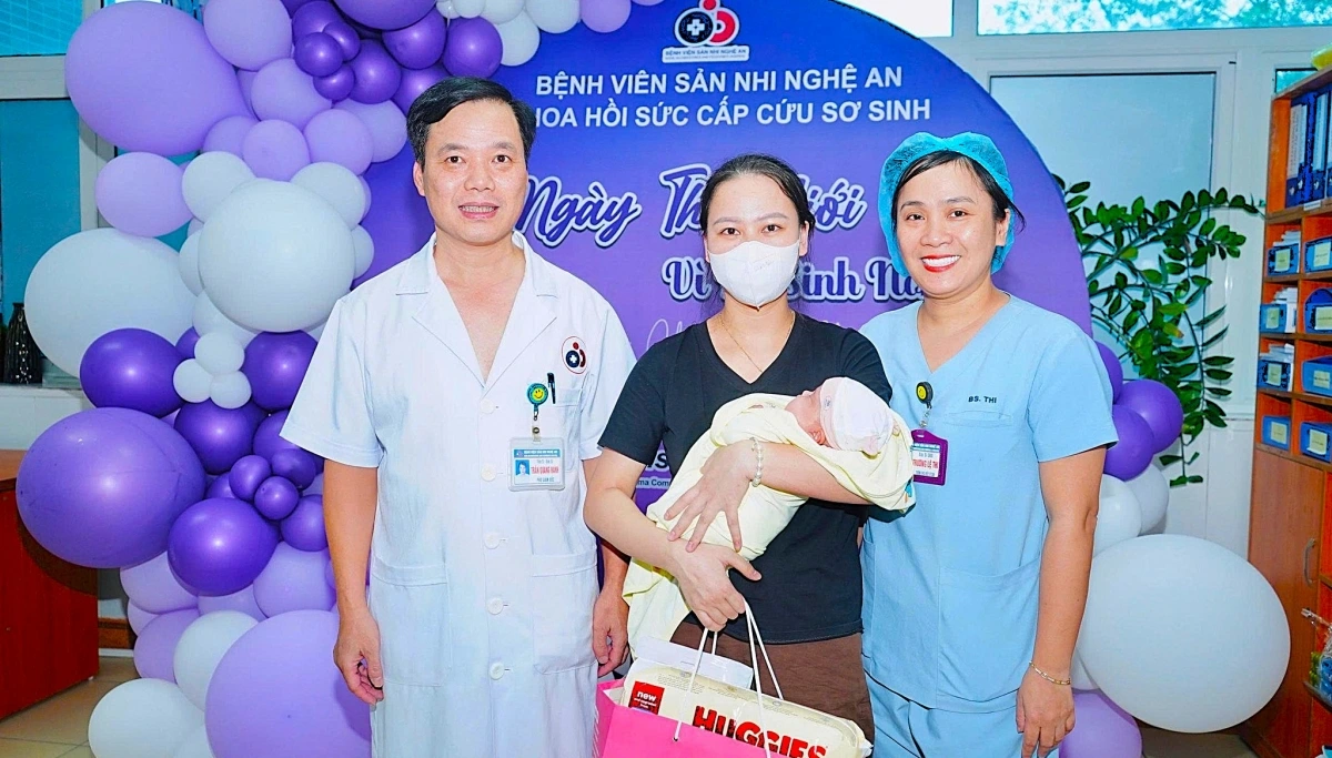 Phó Giám đốc Bệnh viện Sản Nhi Nghệ An - Trần Quang Hanh chúc mừng gia đình và bé khi xuất viện. Ảnh: Bệnh viện cung cấp.