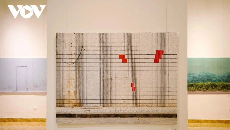 A room filled with Bert Danckaert’s photographs looks almost like a painting exhibition. His large-format works, which at first glance resemble simple blocks or bands of color, are neatly arranged within photography’s familiar rectangular frame.