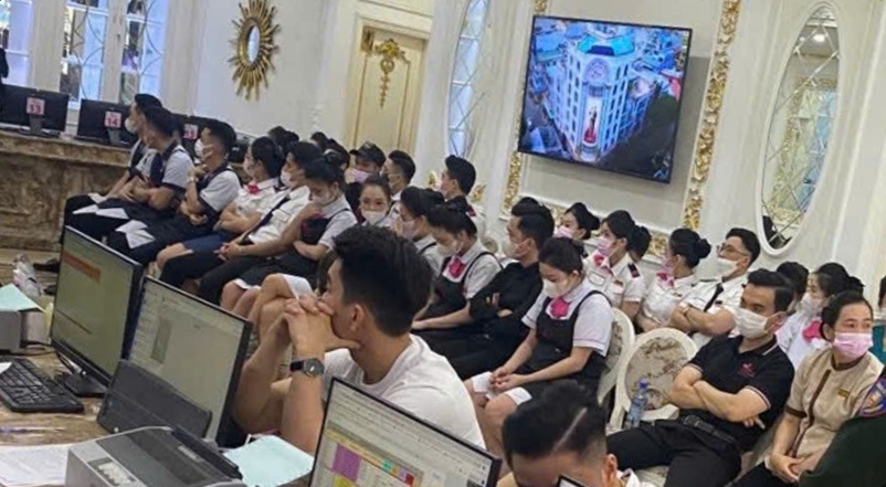 Phía trong cơ sở thẩm mỹ viện Maliasa khu vực lực lượng chức năng đang khám xét