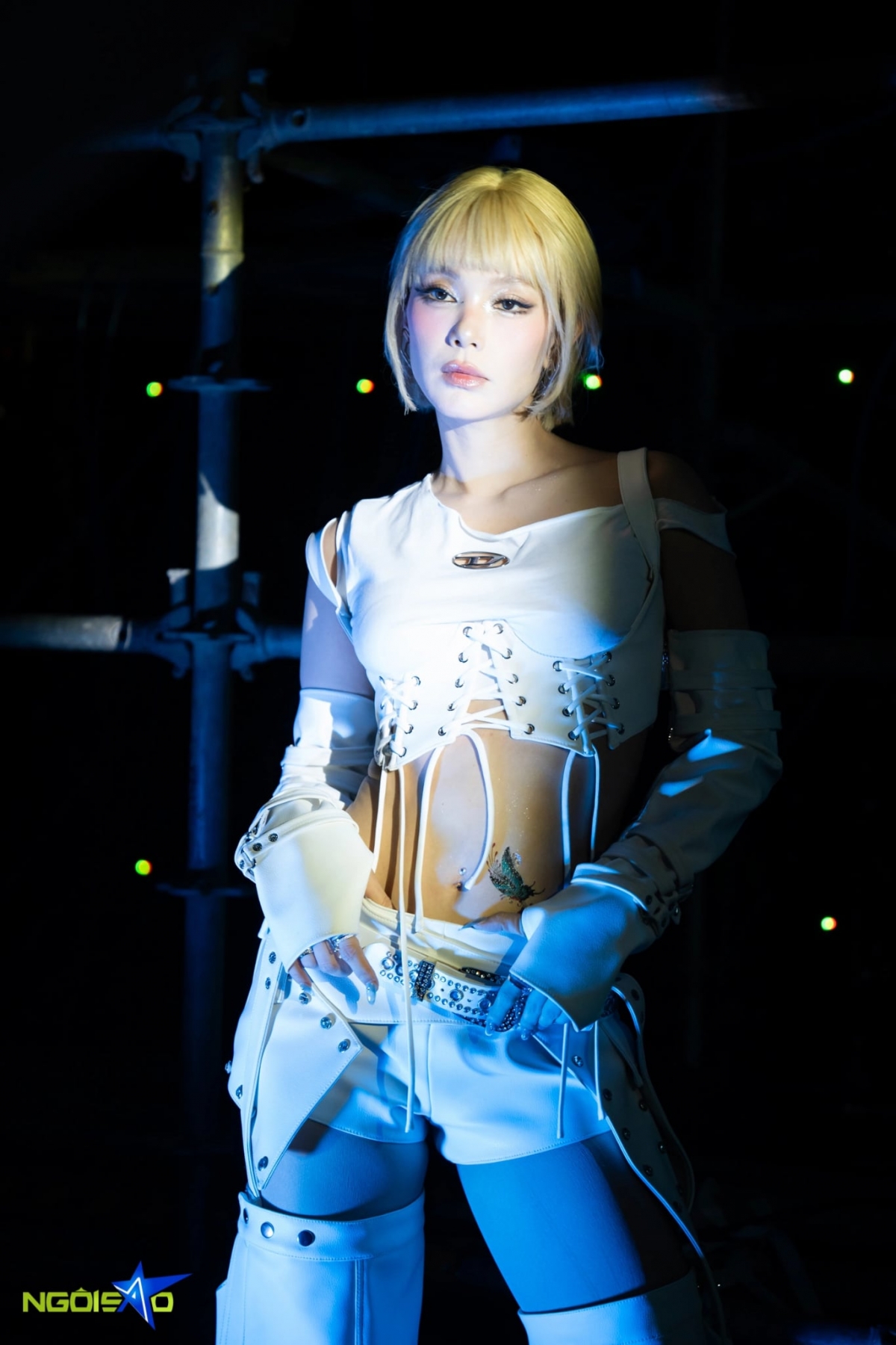 Ca sĩ Minh Hằng thu hút chú ý khi xuất hiện với diện mạo sexy mới lạ tại khai mạc Tuần lễ thời trang Quốc tế Việt Nam.