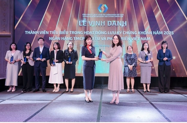 Bà Phạm Vũ Thiên Nga - Giám đốc Ban Định chế Tài chính BIDV - thay mặt ngân hàng nhận biểu trưng “Thành viên tiêu biểu trong hoạt động Lưu ký chứng khoán”