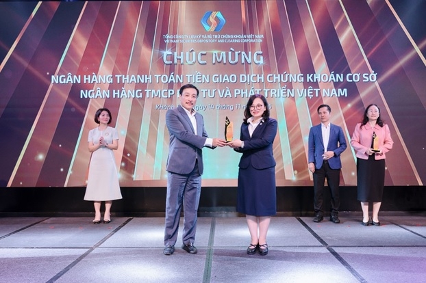 Ông Võ Hải Nam - Giám đốc BIDV chi nhánh Hà Thành - thay mặt ngân hàng nhận biểu trưng “Ngân hàng thanh toán tiền giao dịch chứng khoán cơ sở”