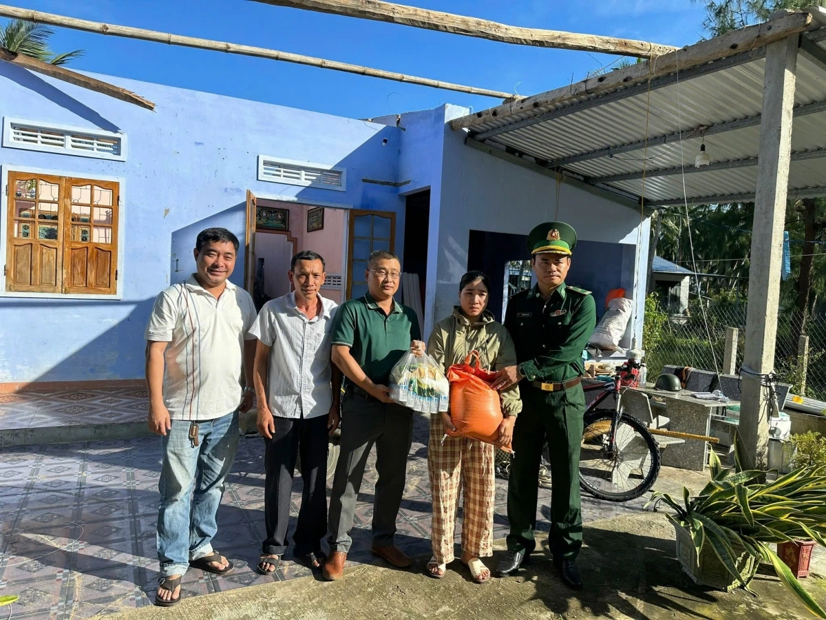 Bộ đội Biên phòng Đắk Lắk hỗ trợ nhân dân ổn định cuộc sống sau cơn bão số 13