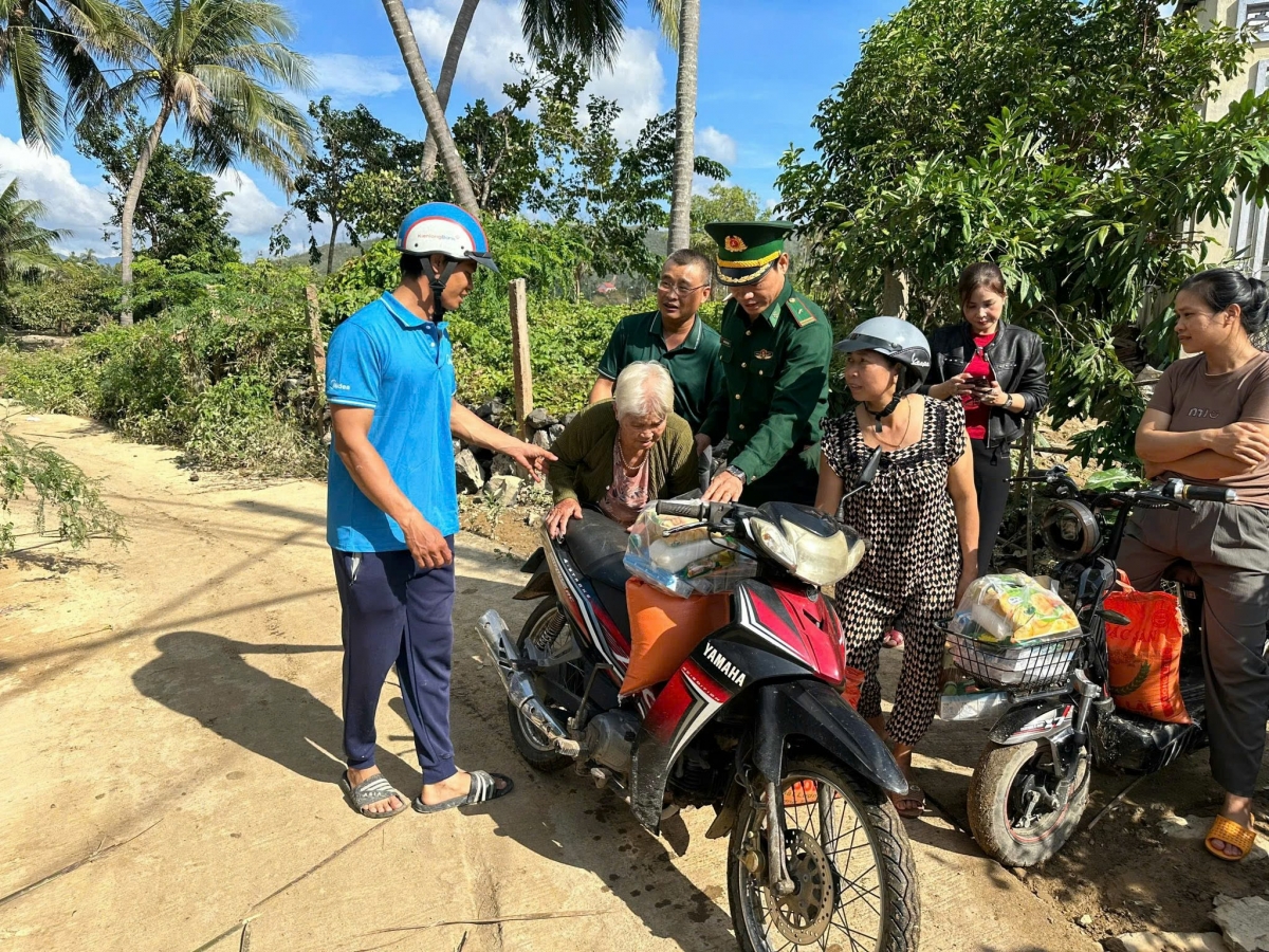 Những phần quà ý nghĩa thể hiện tinh thần đoàn kết quân - dân, chung tay khắc phục hậu quả thiên tai.