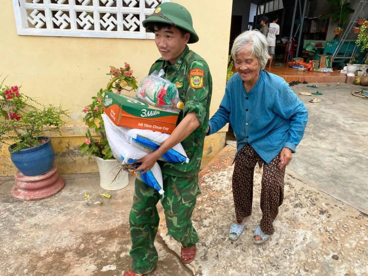 Những phần quà ý nghĩa thể hiện tinh thần đoàn kết quân - dân, chung tay khắc phục hậu quả thiên tai.