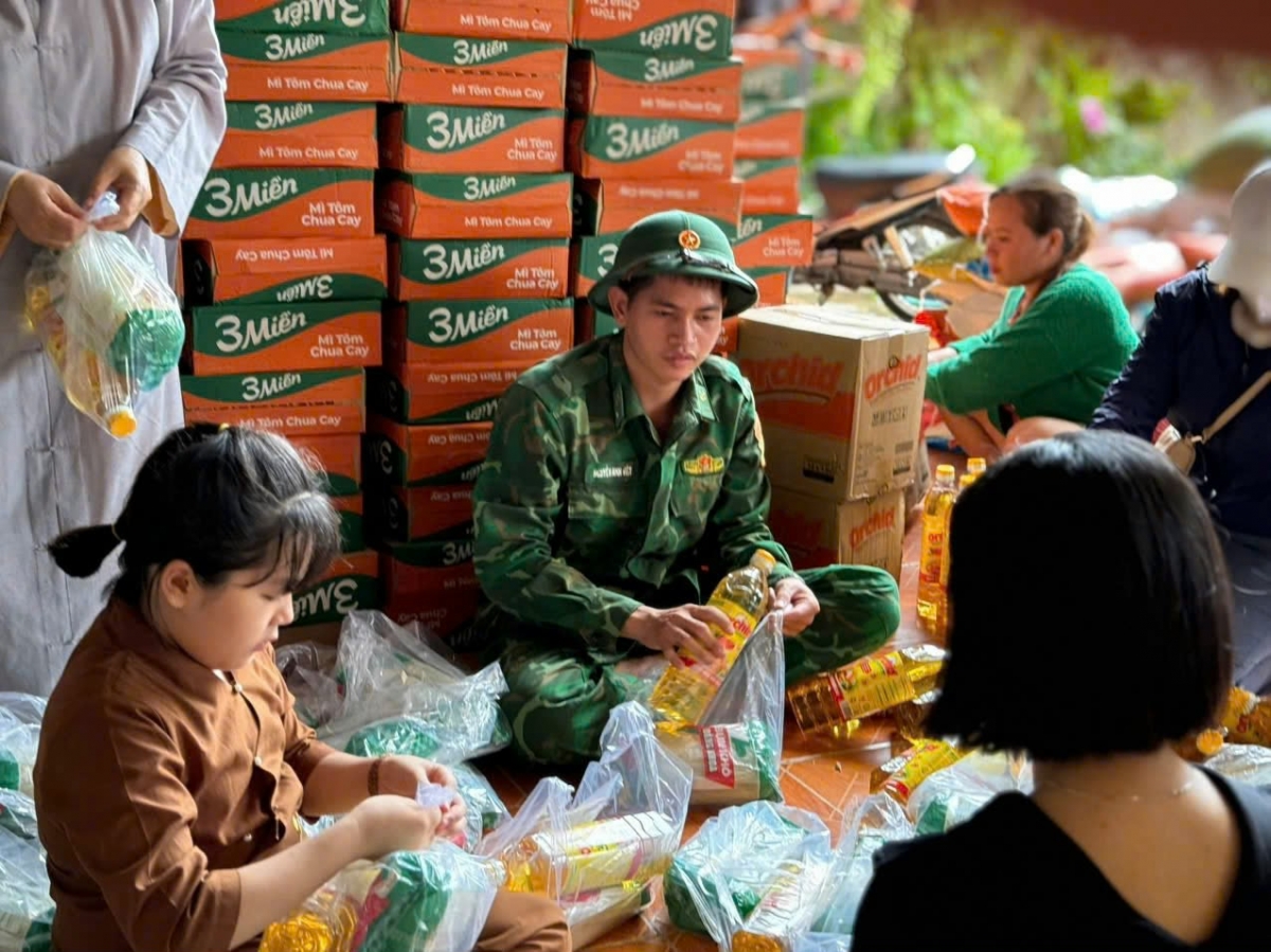 Bộ đội Biên phòng Đắk Lắk và các nhà hảo tâm hỗ trợ nhân dân ổn định cuộc sống sau cơn bão số 13.