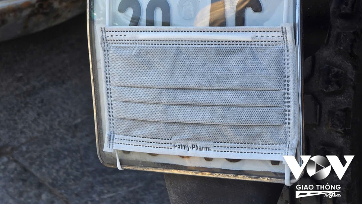 Những chiếc khẩu trang trở nên "xấu xí" khi được đeo để che đi biển số xe. Các biển số này gần như bị "tàng hình" khi lưu thông trên đường