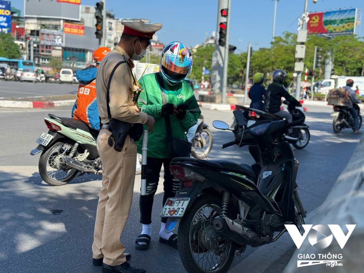 Các hành vi cố tình che biển số xe sẽ bị phạt 5 triệu đồng và trừ 6 điểm giấy phép lái xe