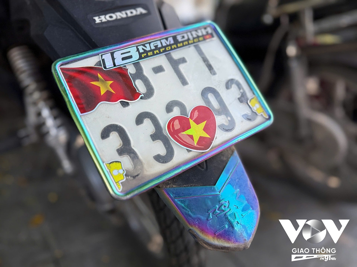 Sau các miếng decal, tấm biển số định danh phương tiện gần như không con hiệu lực