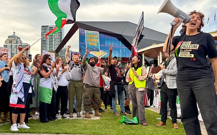 Hàng chục người biểu tình tụ tập bên ngoài Trung tâm Hội nghị Quốc tế Sydney. Ảnh: Greg Bigelow.