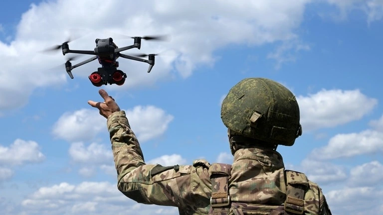 Binh sỹ Nga điều khiển UAV. Ảnh: Sputnik