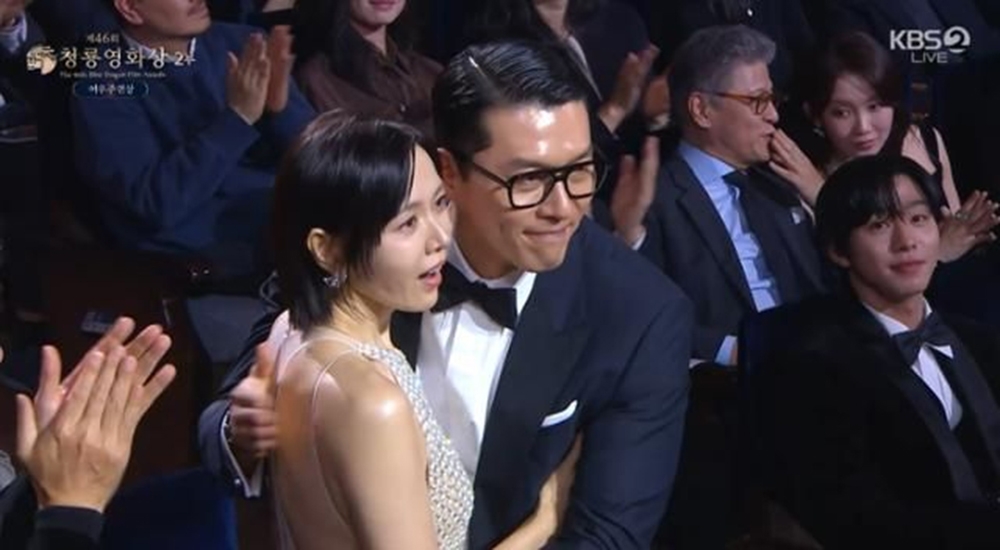 Cặp đôi diễn viên Hyun Bin và Son Ye Jin trở thành cặp đôi đầu tiên giành giải diễn viên chính xuất sắc nhất tại Giải thưởng Điện ảnh Rồng Xanh lần thứ 46. (Ảnh: chụp màn hình KBS2)