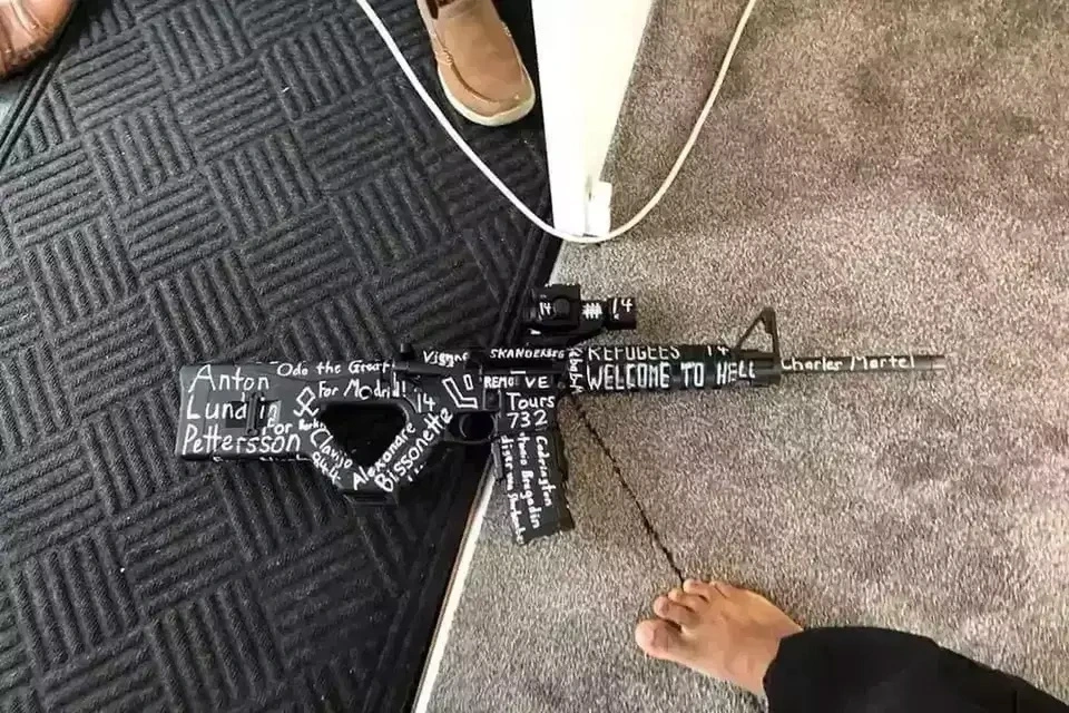 Một khẩu súng trường kiểu airsoft có ghi chú về những kẻ xả súng hàng loạt khét tiếng đã được tìm thấy tại hiện trường. Ảnh: Beritasatu.com