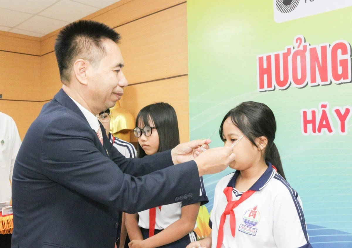 Bác sĩ Nguyễn Viết Giáp trao tặng kính mắt cho học sinh có hoàn cảnh khó khăn trong một chương trình do Bệnh viện Mắt Bà Rịa-Vũng Tàu tổ chức