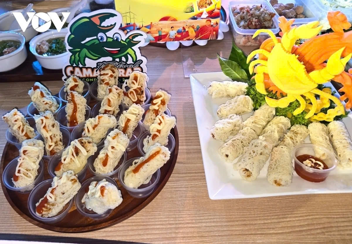 The culinary space with many specialties from other provinces and cities adds to the diversity of the festival.