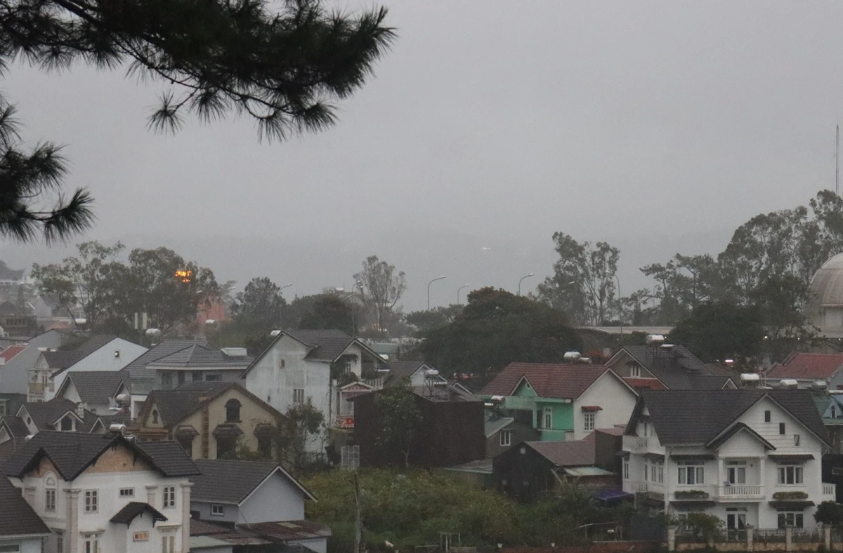 Mưa liên tục tại khu vực Đà Lạt, tỉnh Lâm Đồng trong chiều ngày 6/11