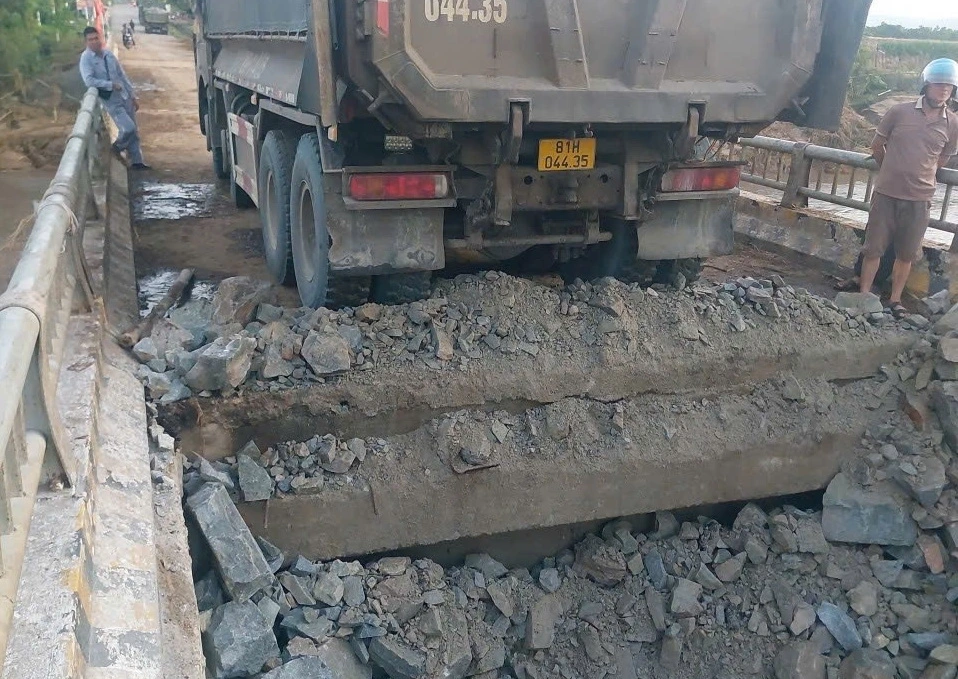 Các đơn vị khẩn trương xử lý sự cố đứt cầu (Ảnh: Khu Quản lý đường bộ 3 cung cấp)