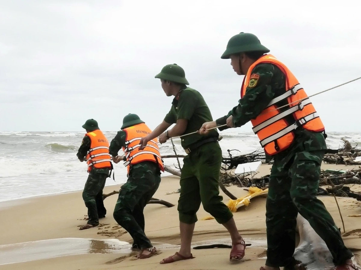 Các lực lượng phối hợp đưa dây cứu kéo thuyền viên vào bờ