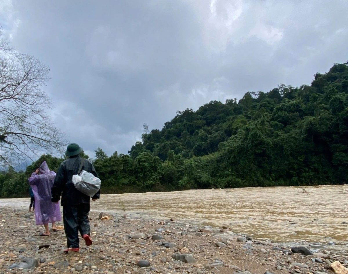 Các lực lượng tìm kiếm người dân mất liên lạc khi đi lấy măng trong rừng