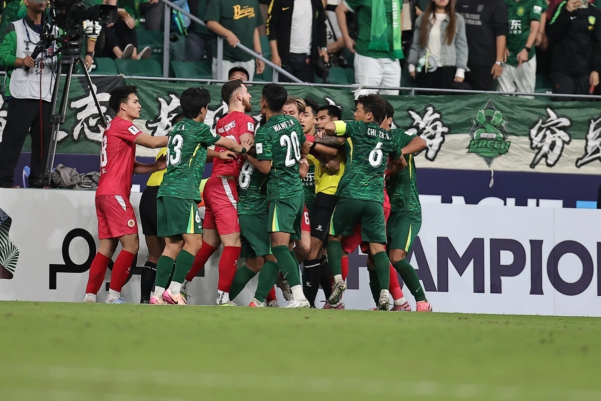 Tình huống xô xát giữa cầu thủ hai đội Bắc Kinh FC và CLB CAHN. (Ảnh: AFC). 