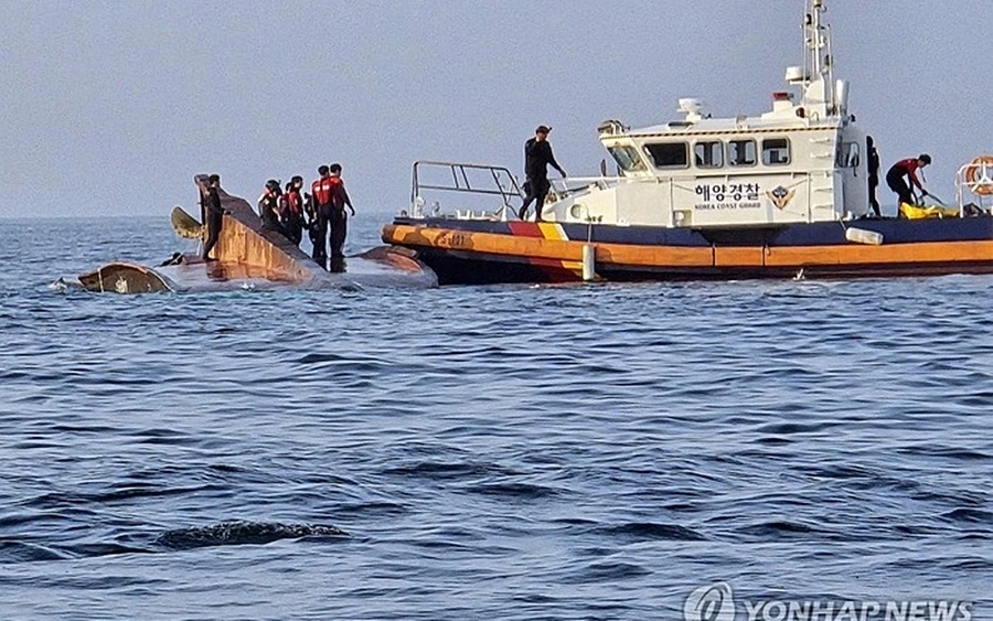 Một cuộc huấn luyện cứu nạn trên biển của lực lượng cảnh sát biển Hàn Quốc. Ảnh: Yonhap News.