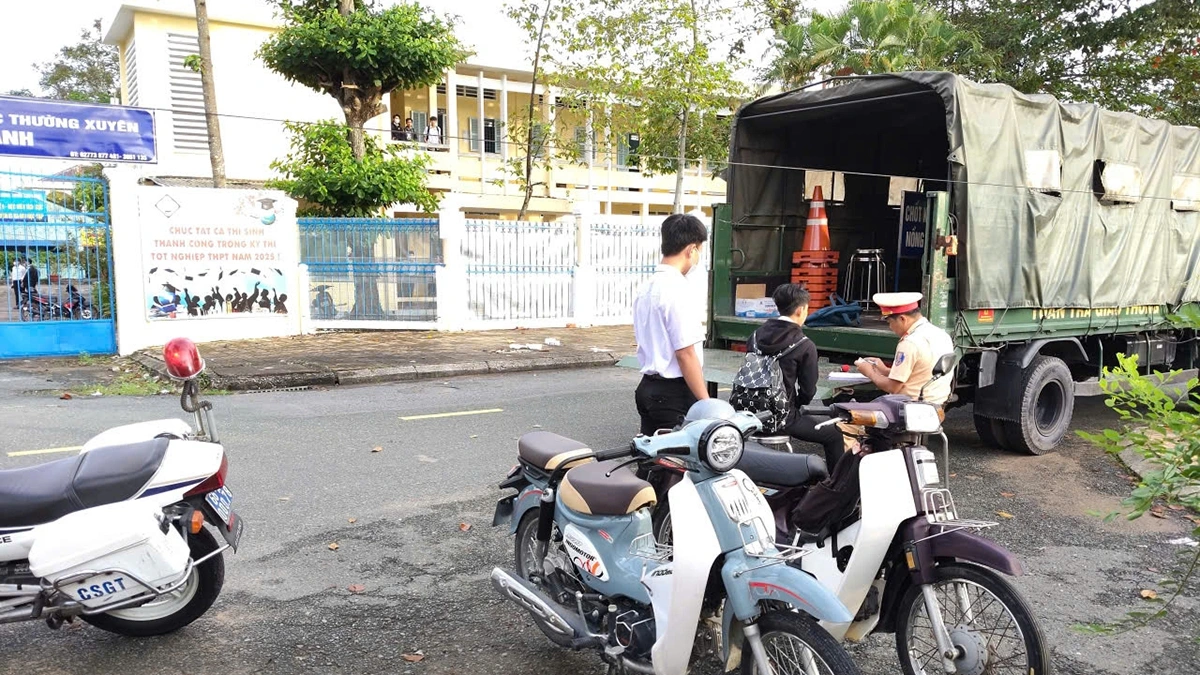 Công an giao thông tỉnh Đồng Tháp xử lý các trường hợp học sinh vi phạm ATGT ( ảnh: Công an)