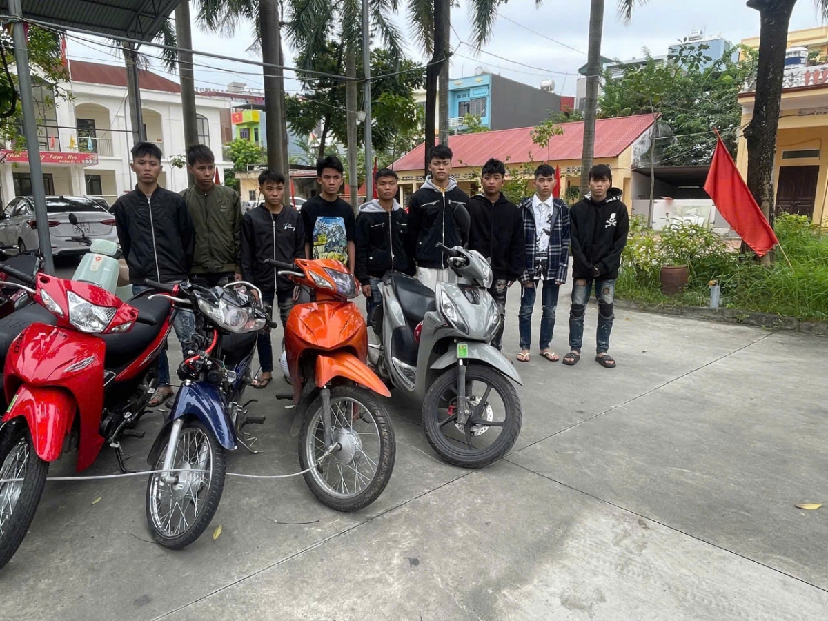 Các đối tượng và phương tiện tại cơ quan Công an