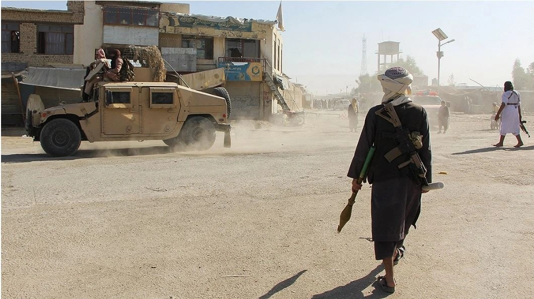 Các tay súng của lực lượng Taliban tại Afghanistan đi tuần tra dọc biên giới với Pakistan tại thị trấng Spin Boldak, tỉnh Kandahar ngày 15/10. (Ảnh: Reuters)