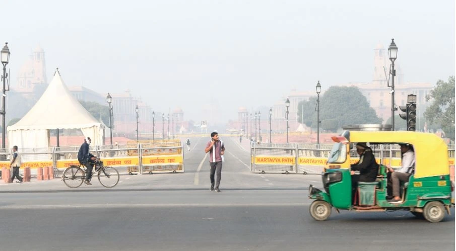Đại lộ Kartavya Path ở trung tâm thủ đô New Delhi, Ấn Độ bị khói mù ô nhiễm bao phủ vào sáng 18/11. (Ảnh: ANI)