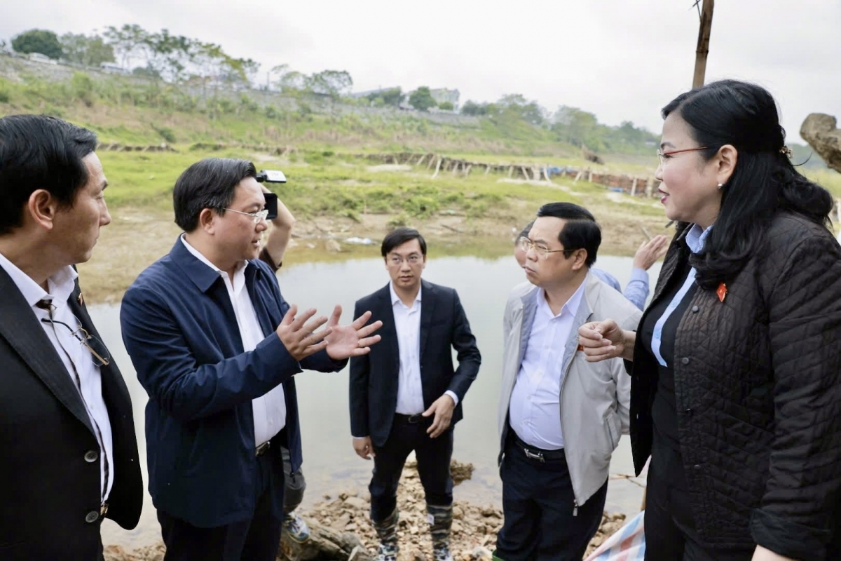 Đoàn khảo sát của Ủy ban Khoa học, Công nghệ và Môi trường của Quốc hội chiều qua trực tiếp xem xét tình trạng xuống cấp của các trụ cầu Sông Lô (Phú Thọ). Ảnh: phutho.gov.