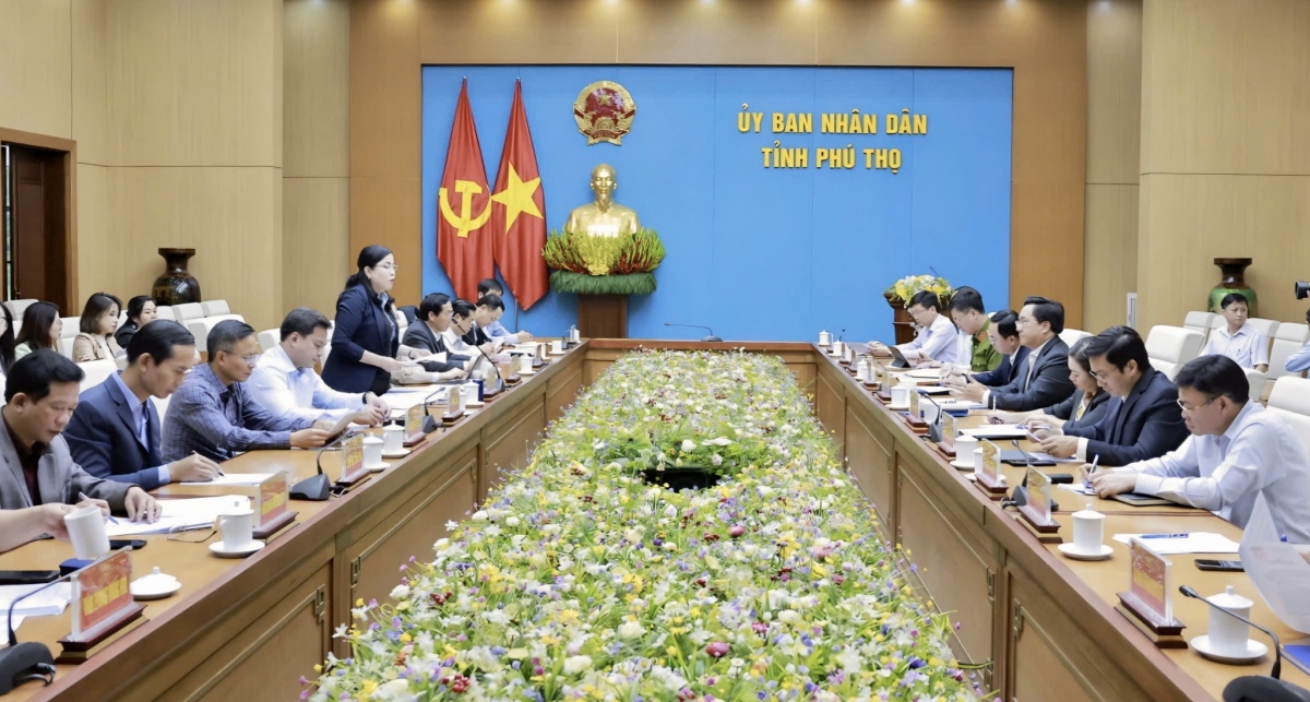 Sau khi khảo sát tại hiện trường cầu sông Lô, đoàn đã có buổi làm việc với lãnh đạo UBND tỉnh Phú Thọ. Ảnh: phutho.gov.