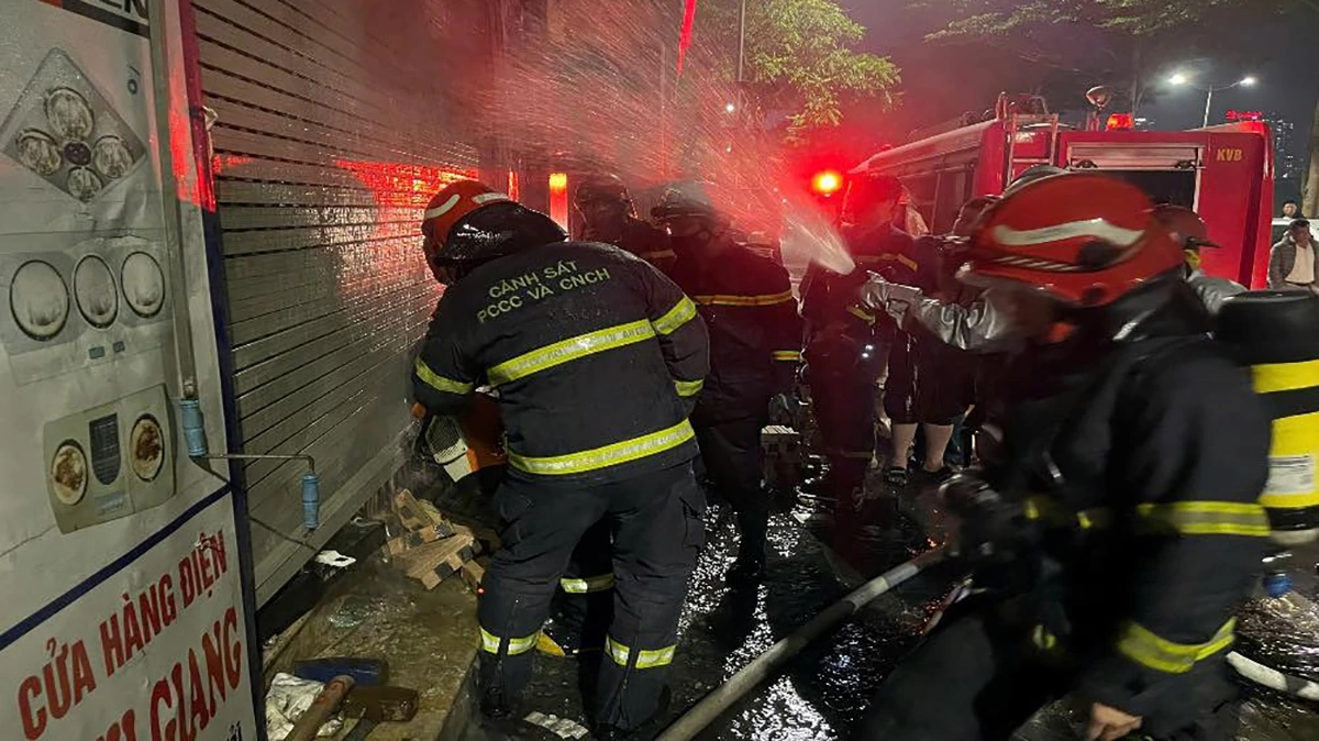 Cảnh sát phá cửa giải cứu các nạn nhân