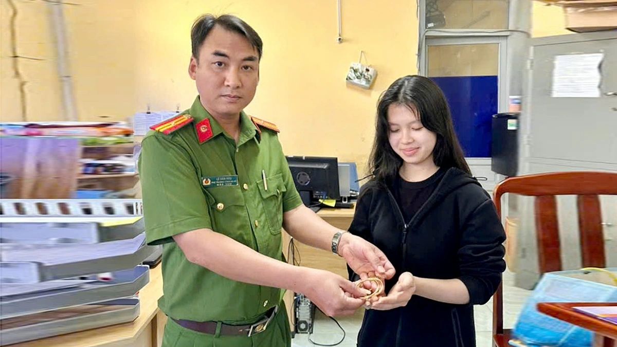 Chị No Ri Sa vui mừng khi nhận lại tài sản có giá trị bị bỏ rơi. (ảnh: CA)