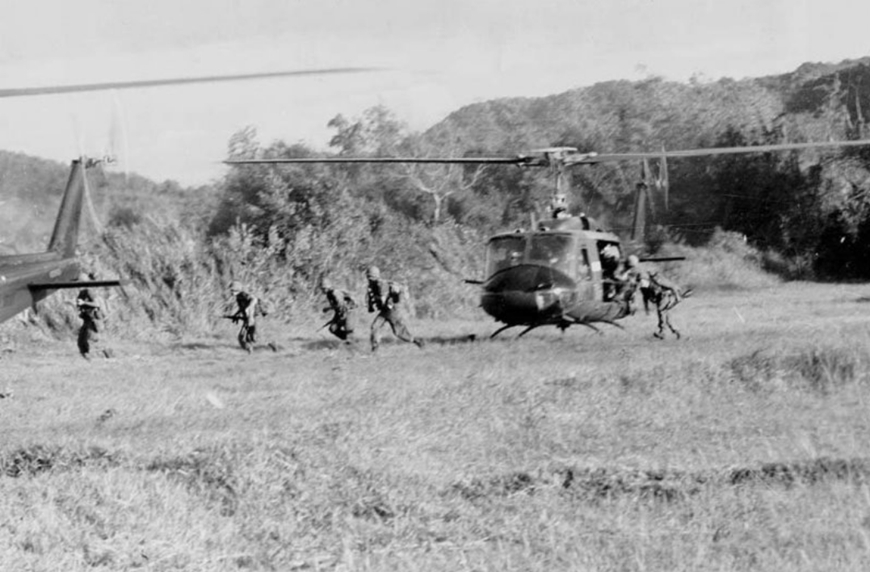 Trực thăng UH-1D chở binh sĩ Tiểu đoàn 1, Trung đoàn 7, Sư đoàn Kỵ binh không vận số 1 của Mỹ đổ bộ xuống thung lũng Ia Đrăng tháng 11/1965. (Ảnh: Bảo tàng tỉnh Gia Lai)