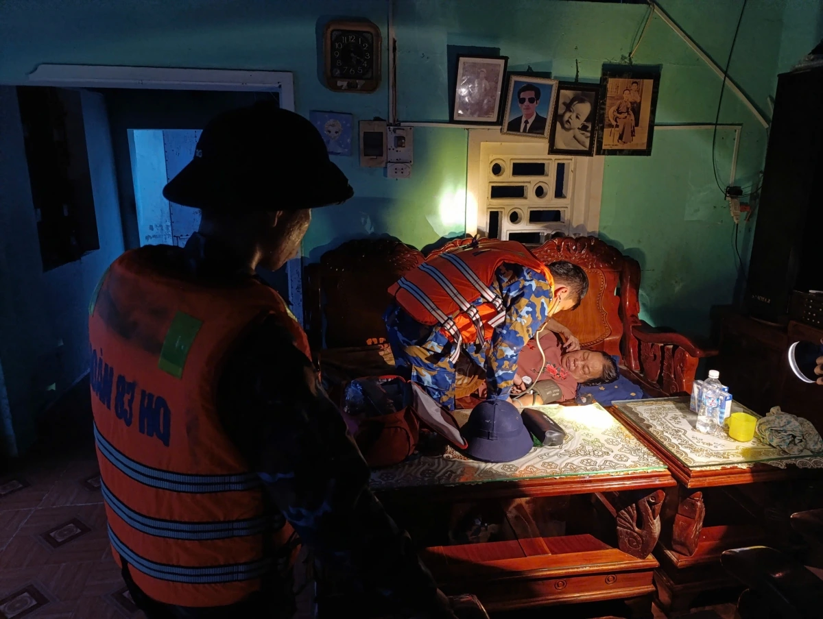 Cán bộ, chiến sĩ Lữ đoàn 83 kiểm tra sức khỏe, hỗ trợ người dân di chuyển ra khỏi vùng ngập lụt. (Ảnh: Quân chủng Hải quân)