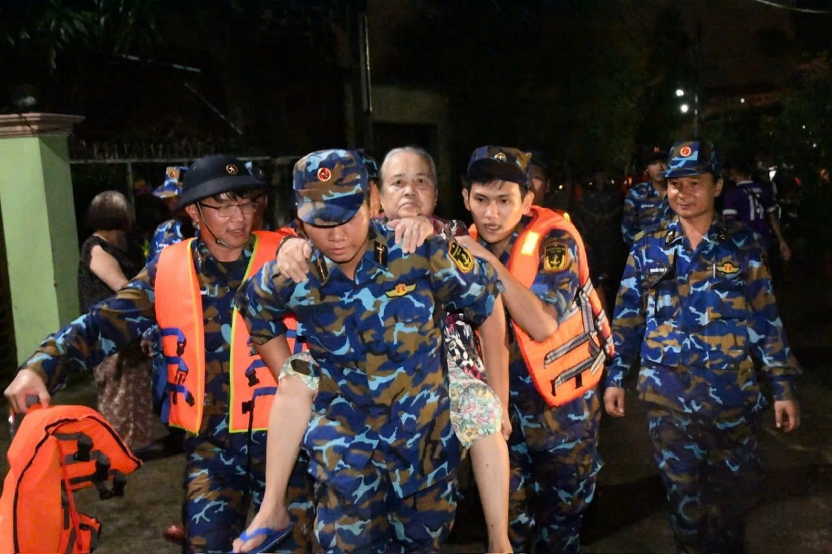 Cán bộ, chiến sĩ Lữ đoàn 681, Vùng 2 xuyên đêm hỗ trợ người già, trẻ nhỏ phường Tiến Thành (Lâm Đồng) bị ngập lụt đến nơi an toàn. (Ảnh: Quân chủng Hải quân)