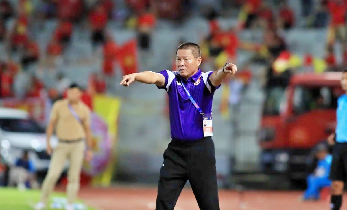 HLV Chu Đình Nghiêm ghi dấu ấn lớn trong màu áo của CLB Hải Phòng (Ảnh: VPF).