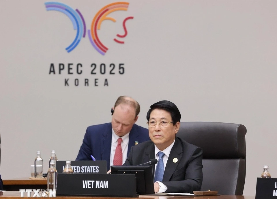 Sáng 31/10, sau Lễ đón trọng thể dành cho các nhà Lãnh đạo APEC, Chủ tịch nước Lương Cường đã tham dự và phát biểu tại Phiên thứ nhất của Hội nghị các nhà lãnh đạo APEC 2025. Chủ tịch nước Lương Cường nhấn mạnh nền tảng kinh tế vi mô vững chắc đóng vai trò then chốt cho tăng trưởng dài hạn cũng như yêu cầu cấp thiết của gia tăng kết nối và nâng cao sức chống chịu của các nền kinh tế APEC. (Ảnh: TTXVN)